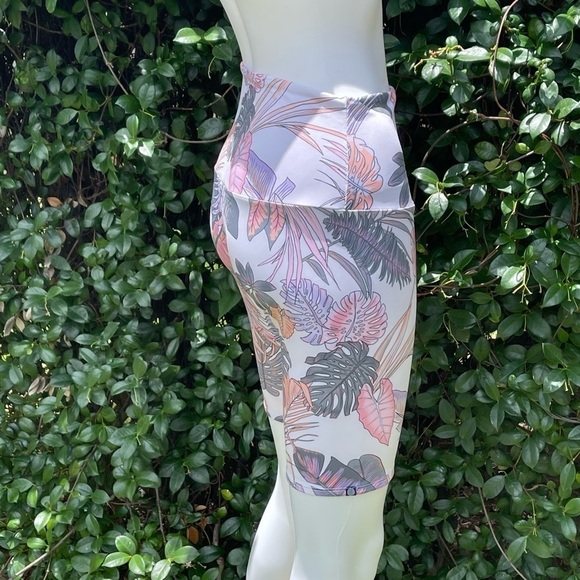 💋NWT ONZIE High Waisted Boho Botanical Bike Shorts - Picture 8 of 11